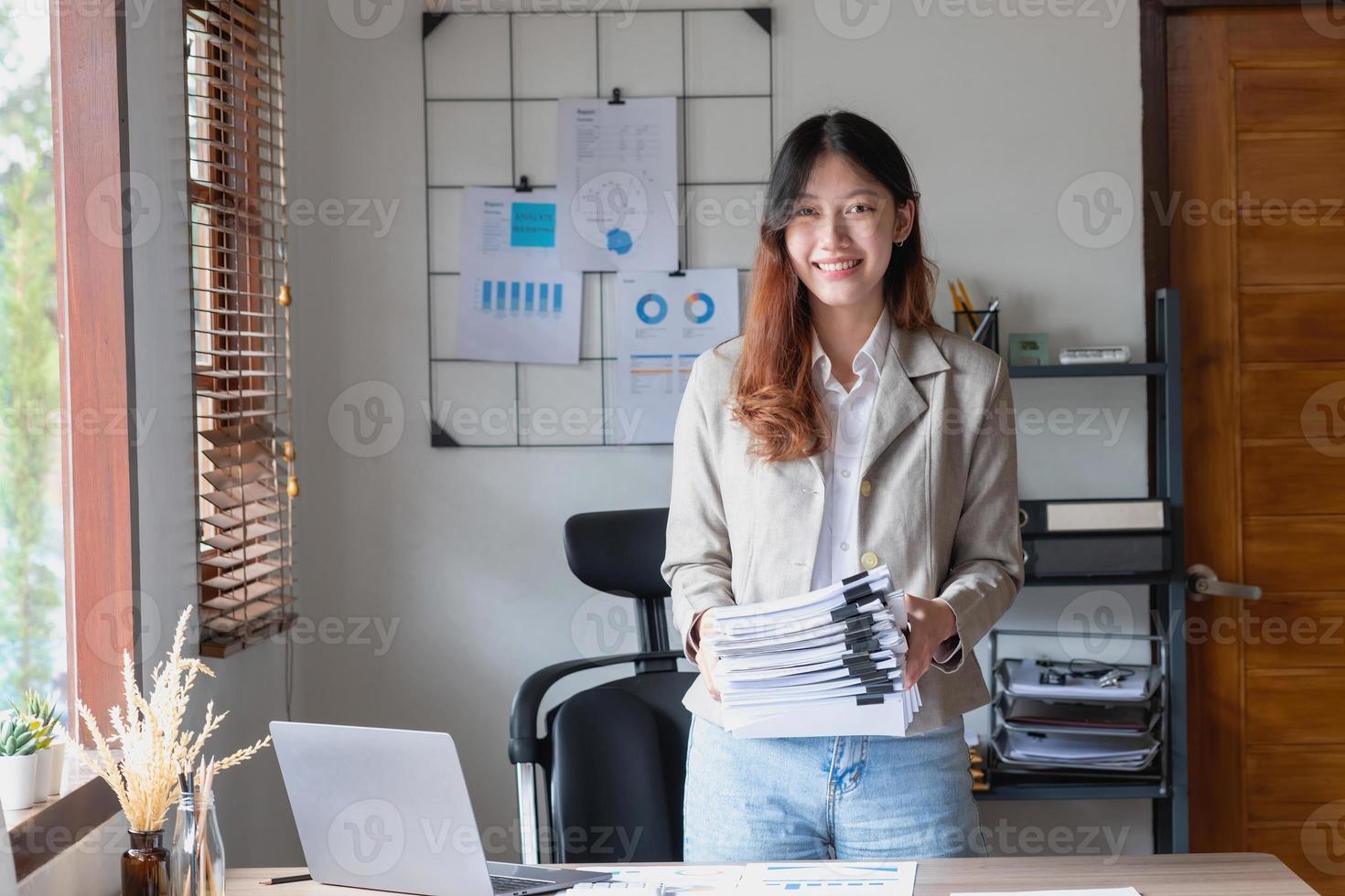 marketing, financieel, boekhouding, planning, zakenvrouwen analyseren bedrijfsresultaten en winst met grafiekstatistieken. gebruik een laptop en een rekenmachine om het saldo van het bedrijf te berekenen. foto