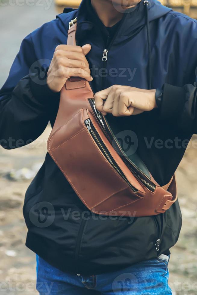 leer tas. een handtas of draagdoek zak gemaakt van bruin leer in een minimalistische stijl of een minimalistische en luxueus retro kleur. foto