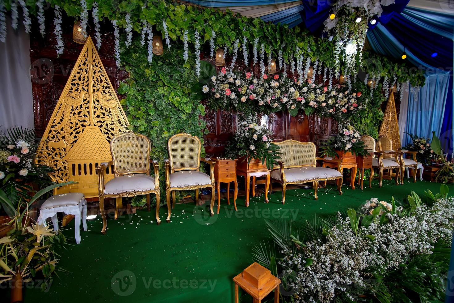 bruiloft decoraties. bruiloft backdrop met bloemen en Indonesisch bruiloft decoraties. foto