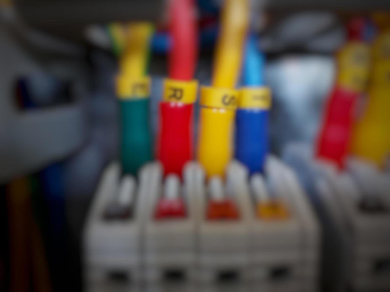 dichtbij omhoog van kleurrijk elektrisch macht kabel. rood, geel, blauw en geel groen met wazig achtergrond. foto