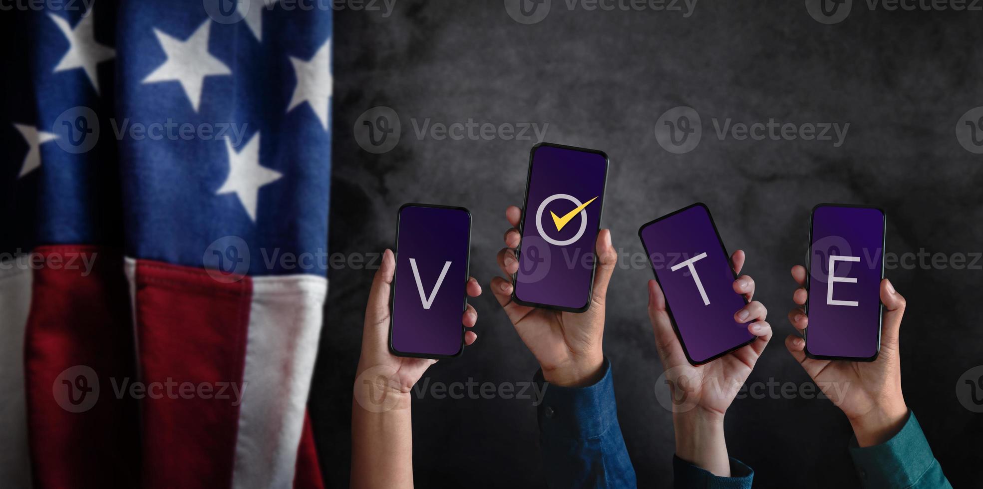 stemmen concept. verkiezing in Amerika. groep van mensen verheven mobiel telefoon met tekst stemmen. wazig vlag van Verenigde staten net zo achtergrond foto