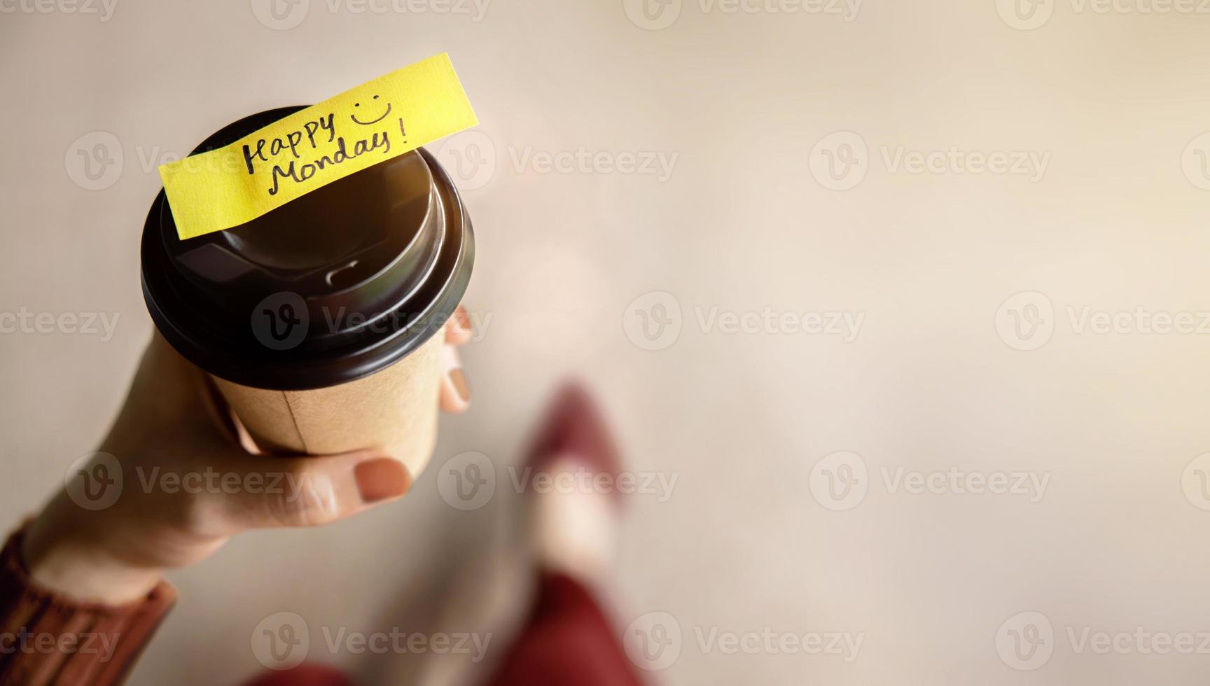 gelukkig maandag. geluk verstand, genieten van leven en begin de dag concept Cadeau door de koffie beker. positief Notitie van een barista. bedrijf vrouw wandelen in de maandag ochtend. top visie foto
