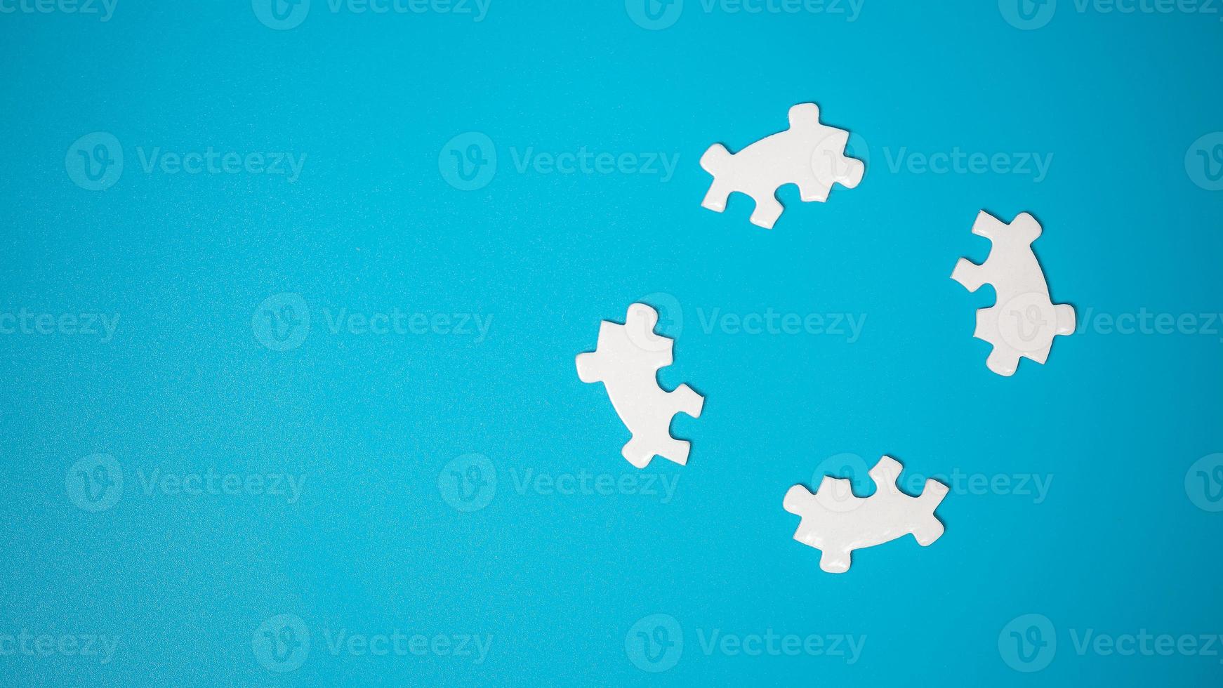 witte deel van puzzelstukjes op blauwe achtergrond. concepten van probleemoplossing, zakelijk succes, teamwork, teamplaying puzzelspel onvolledig, textuurfoto met kopieerruimte voor tekst foto