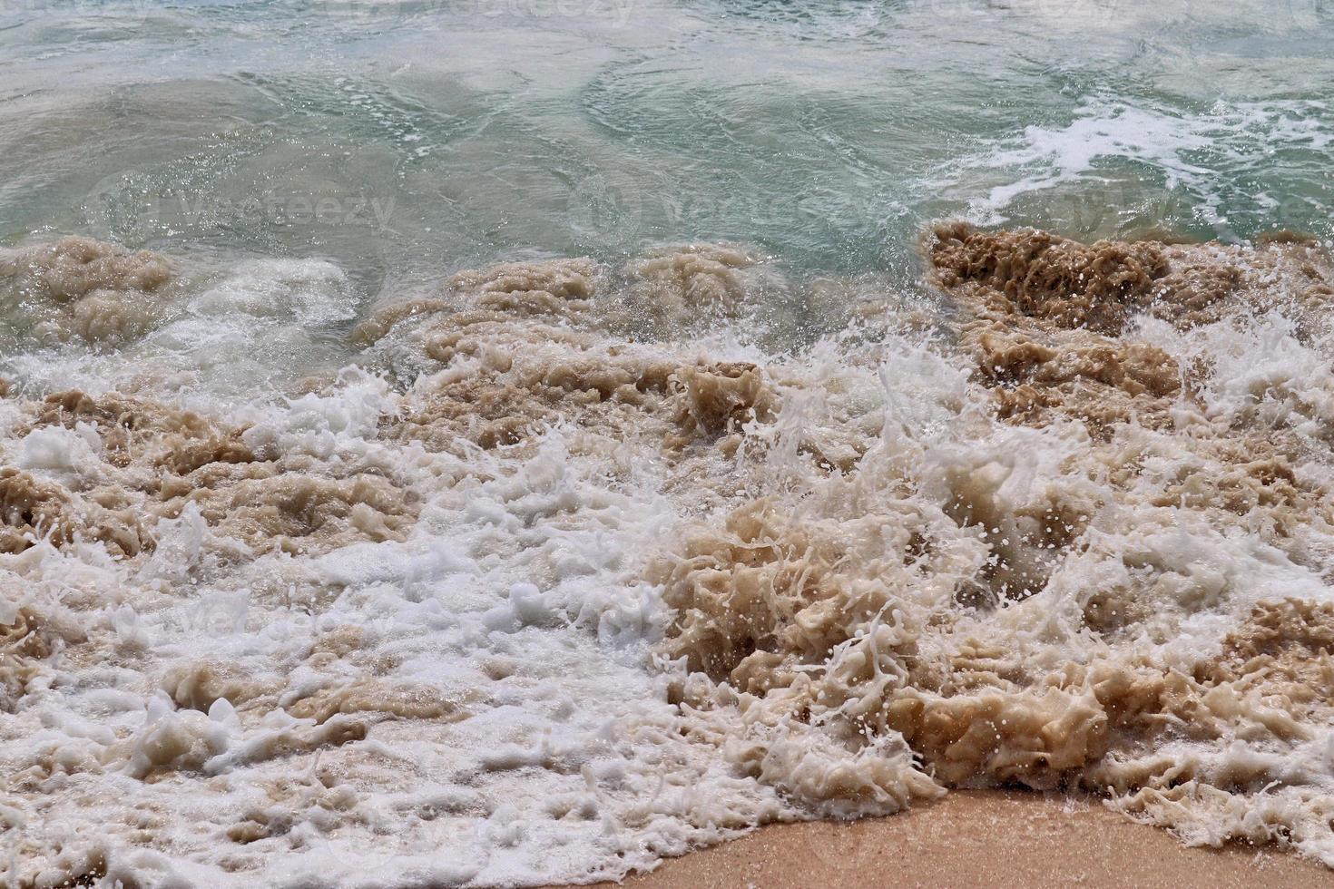 verbijsterend Indisch oceaan golven Bij de stranden Aan de paradijs eiland Seychellen foto