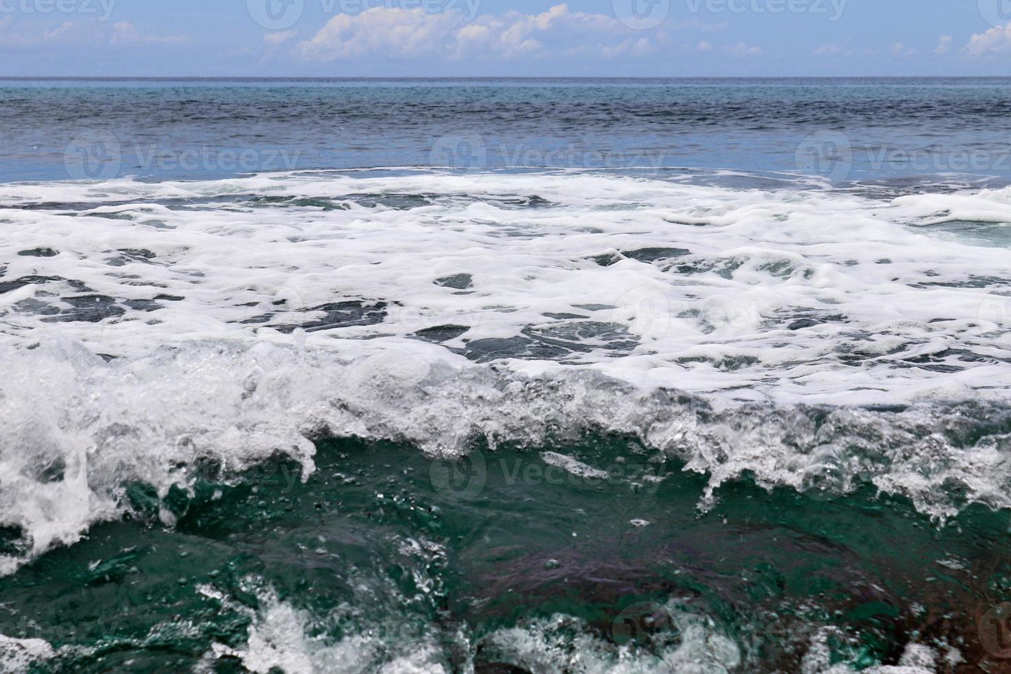 verbijsterend Indisch oceaan golven Bij de stranden Aan de paradijs eiland Seychellen foto