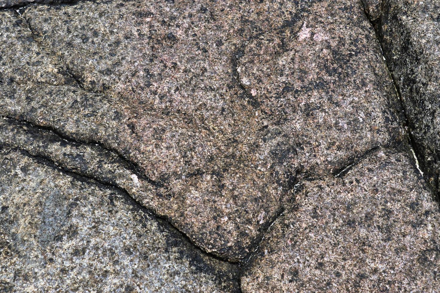 gedetailleerd dichtbij omhoog visie Aan oud beton muren met scheuren en veel van structuur foto