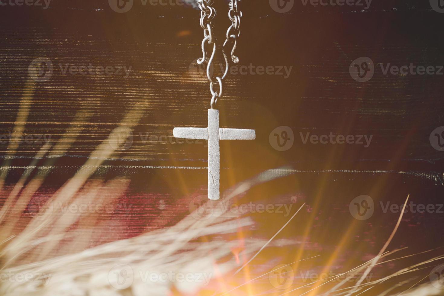 heilig Bijbel boek met kruis of kruisbeeld Aan oud zwart houten achtergrond. christen Katholiek met Protestant bidden en studie in kerk. concept van cognitie over geloof god en geloof, Jezus geestelijk. foto