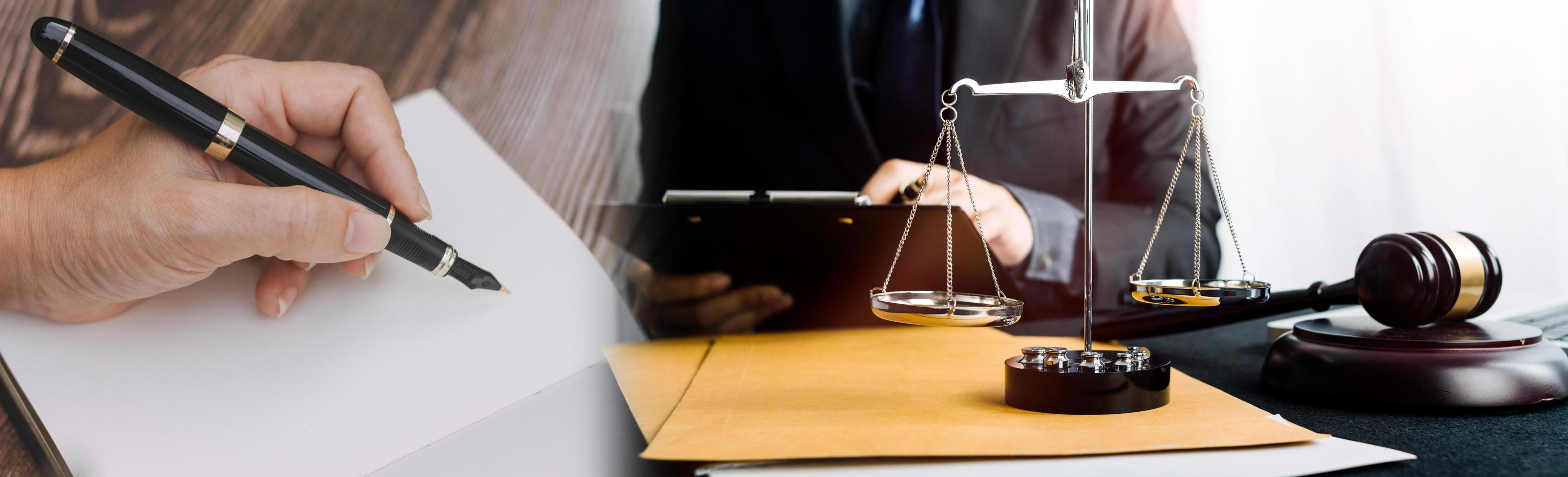 zaken en advocaten bespreken contractpapieren met koperen schaal op bureau in kantoor. wet, juridische diensten, advies, rechtvaardigheid en wet concept foto met film grain effect