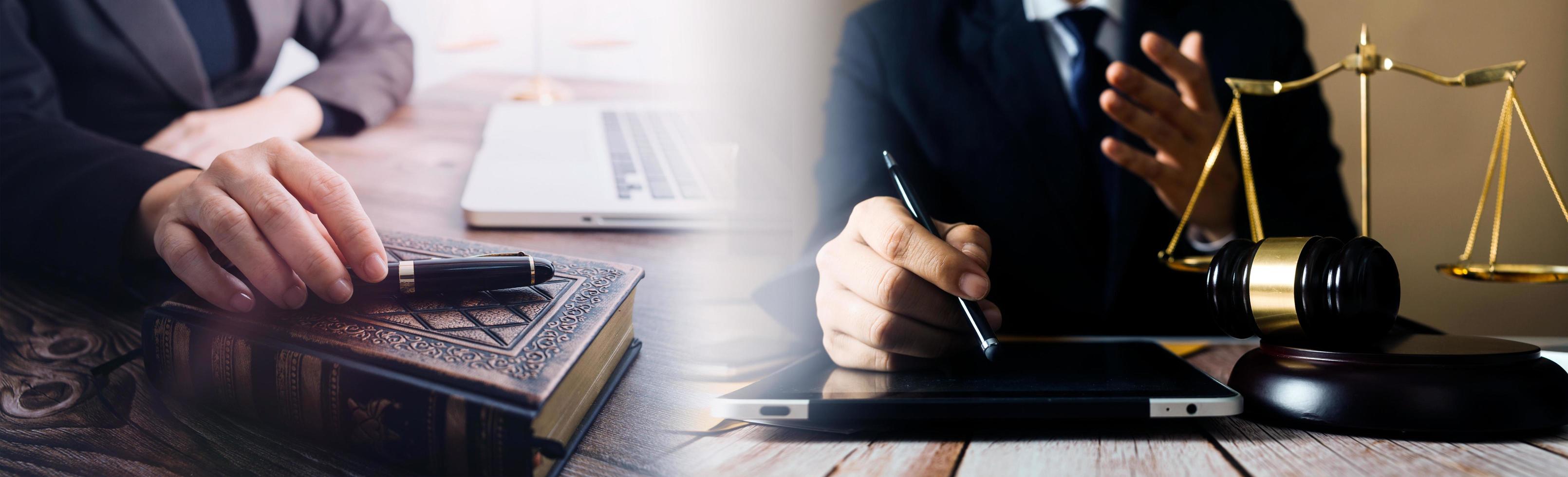 zaken en advocaten bespreken contractpapieren met koperen schaal op bureau in kantoor. wet, juridische diensten, advies, rechtvaardigheid en wet concept foto met film grain effect