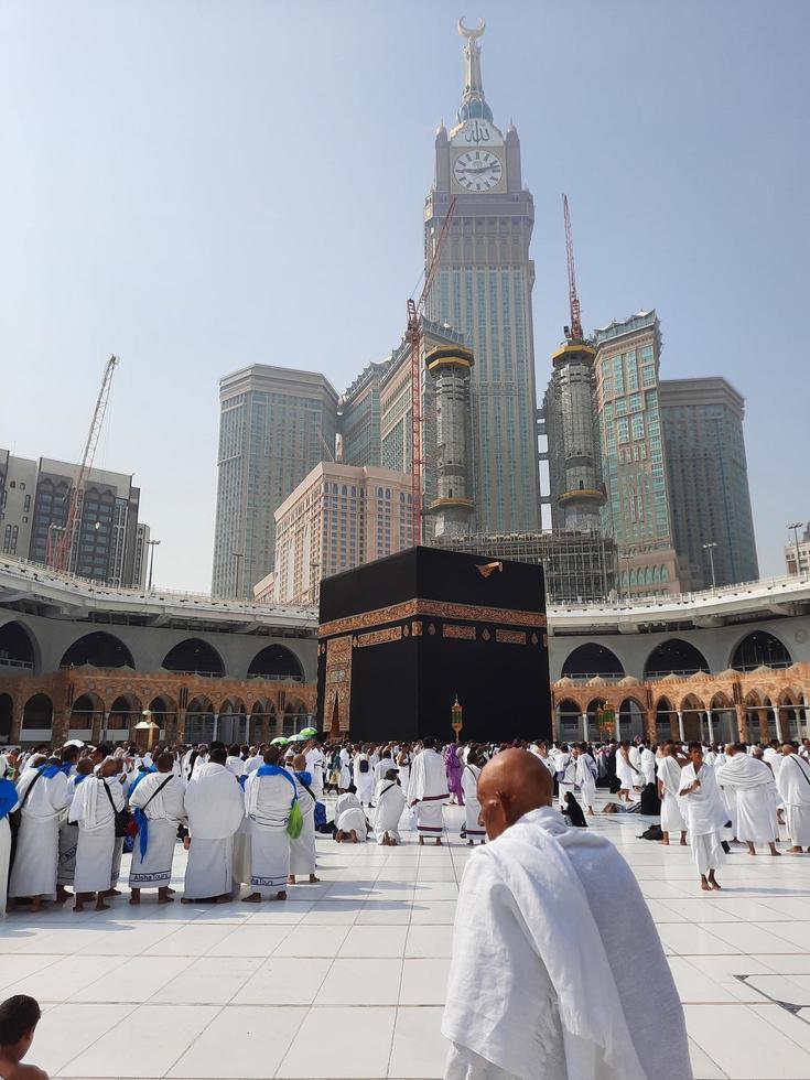 mekka, saudi Arabië, sep 2022 - pelgrims van andere landen zijn bezig bidden in de buurt de kaaba in masjid al-haram in mekka. foto