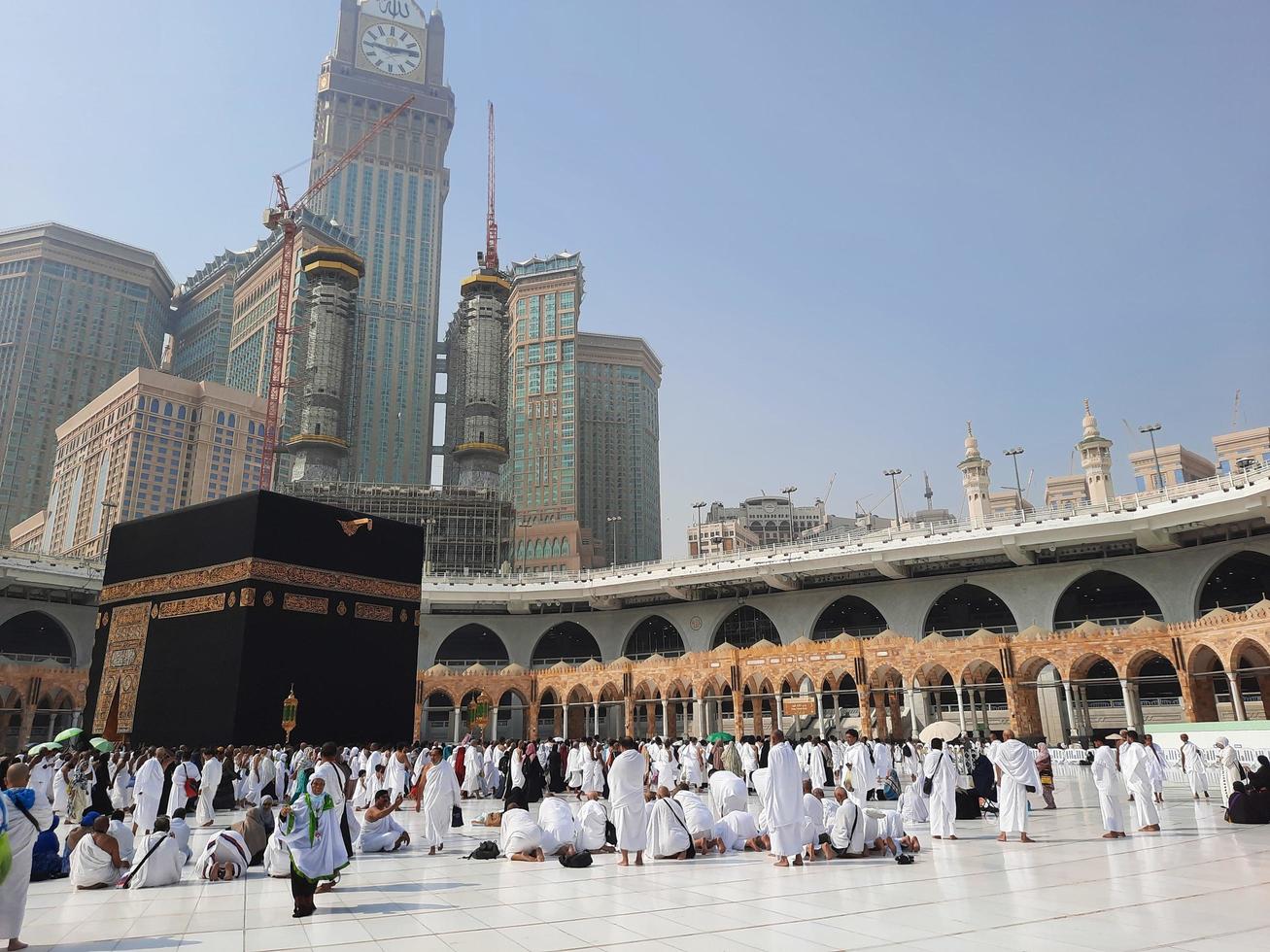 mekka, saudi Arabië, sep 2022 - pelgrims van allemaal over- de wereld zijn het uitvoeren van tawaf in masjid al haram in mekka. foto