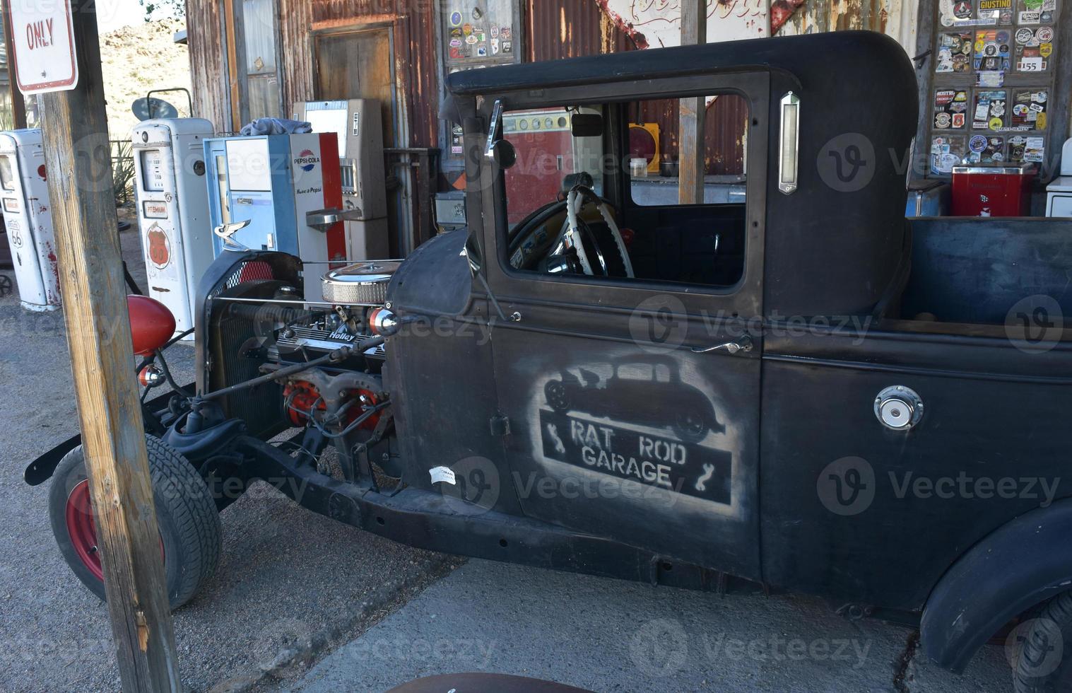 oud route 66 met een zwart vervallen antiek auto foto