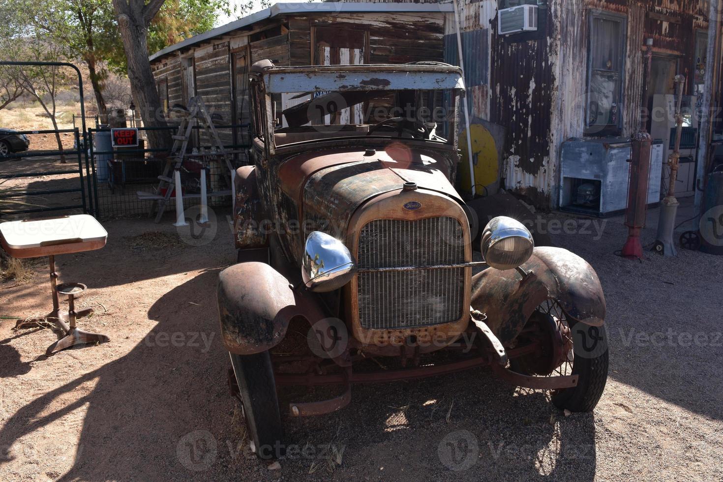 verroest en vervallen antiek auto in hackberry Arizona foto