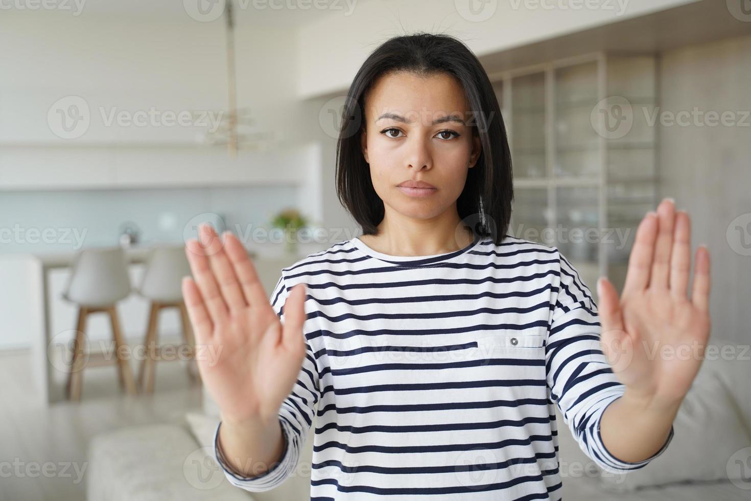 echt vrouw tonen hou op hand- gebaar protesteren tegen huiselijk geweld, misbruik of abortus foto