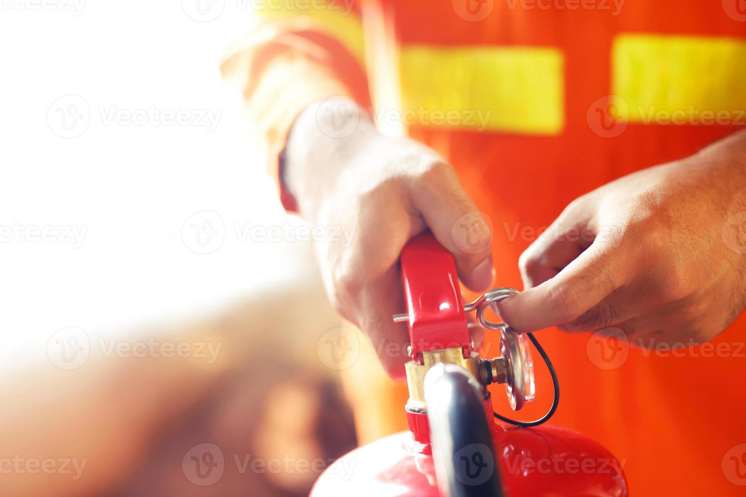 brandweerman hand- Holding brand brandblusser. beschikbaar in Spoedgevallen vuurzee schade achtergrond. veiligheid concept. foto