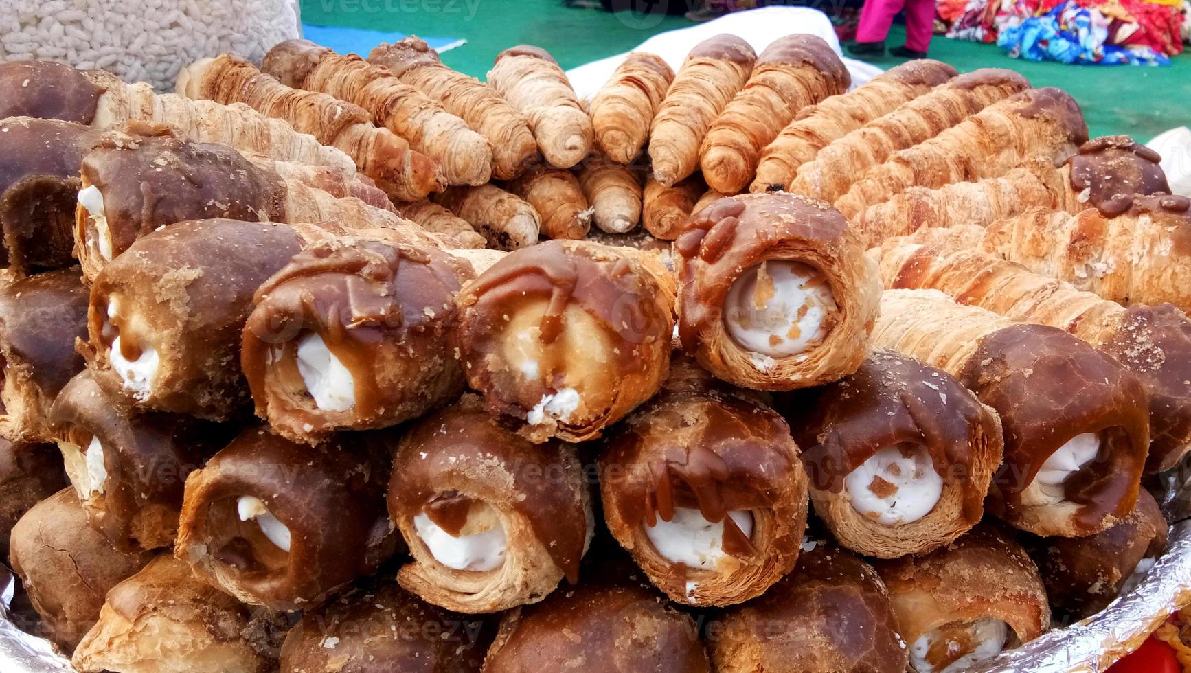 bladerdeeg room broodjes of gebakje verkopen in markt Bij geluk nu foto