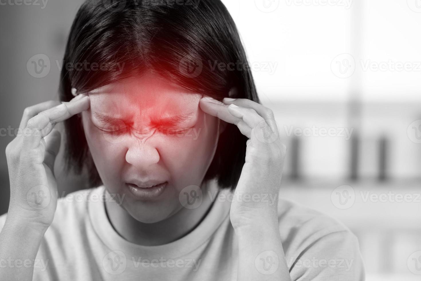 hoofdpijn kan hebben een onderliggende oorzaak, zo net zo niet voldoende slaap, niet correct bril, spanning, horen luid geluiden. foto