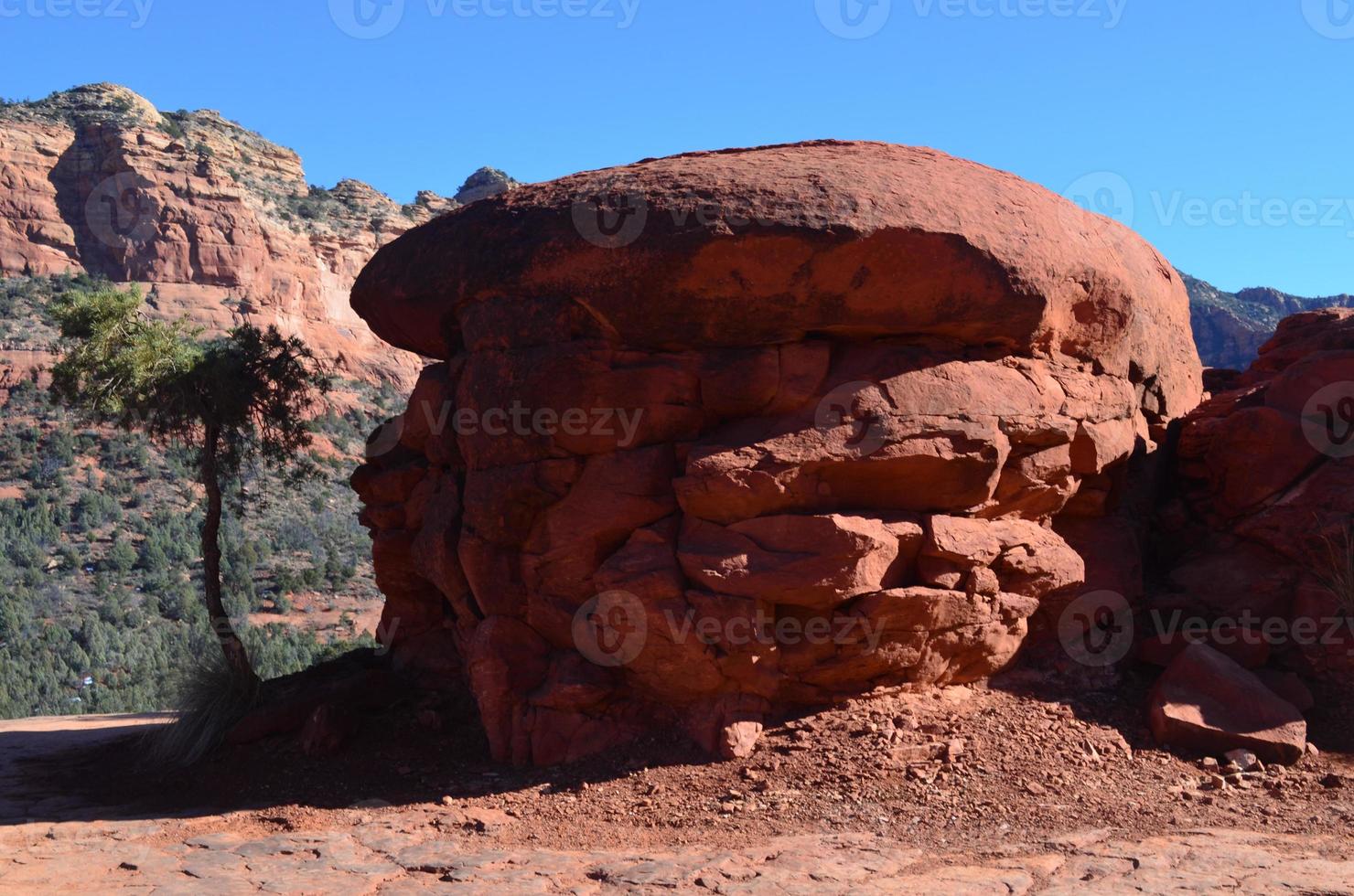 groot ronde rood rots vorming in sedona foto