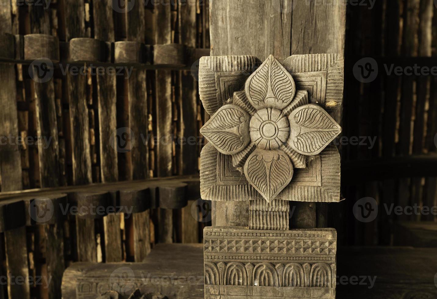 traditioneel hout houtsnijwerk van embekka devalaya foto