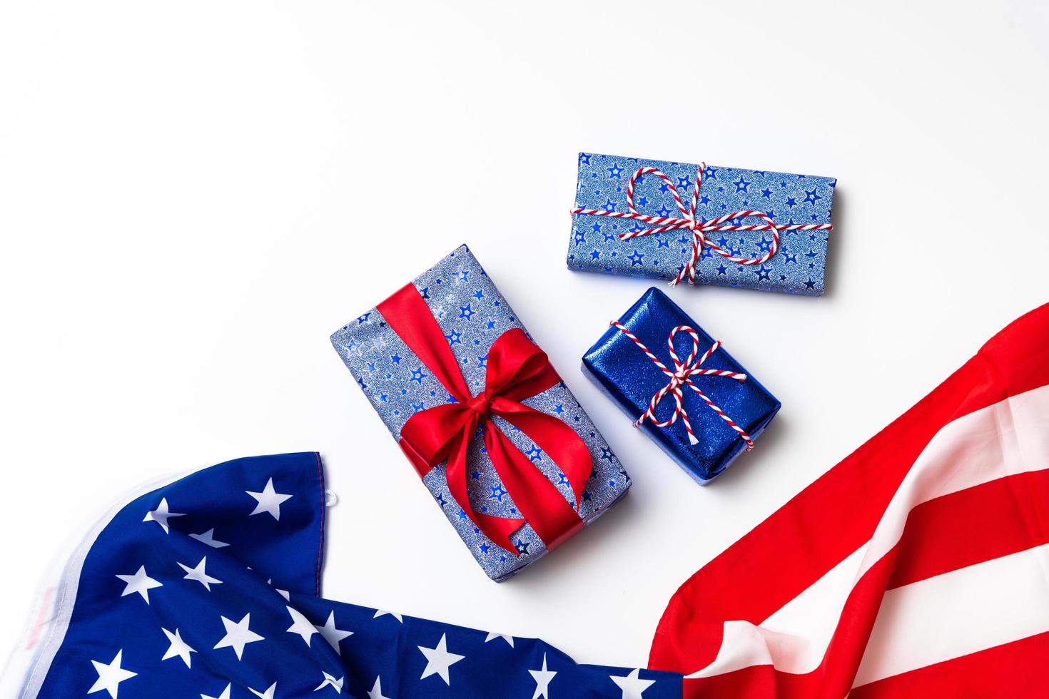 4e van juli Amerikaans gelukkig onafhankelijkheid dag kaart met geschenk dozen in nationaal kleuren Amerikaans vlag Aan wit achtergrond, vlak leggen, top visie, kopiëren ruimte, banier foto