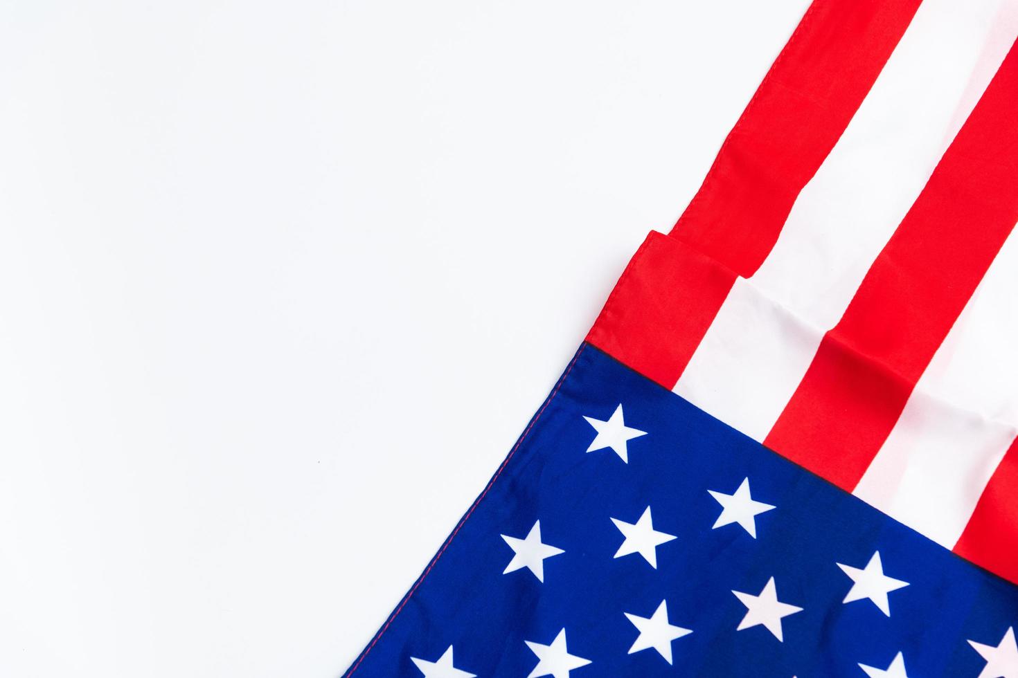 Amerikaans vlag Aan wit achtergrond voor gedenkteken dag, 4e van juli, arbeid dag foto