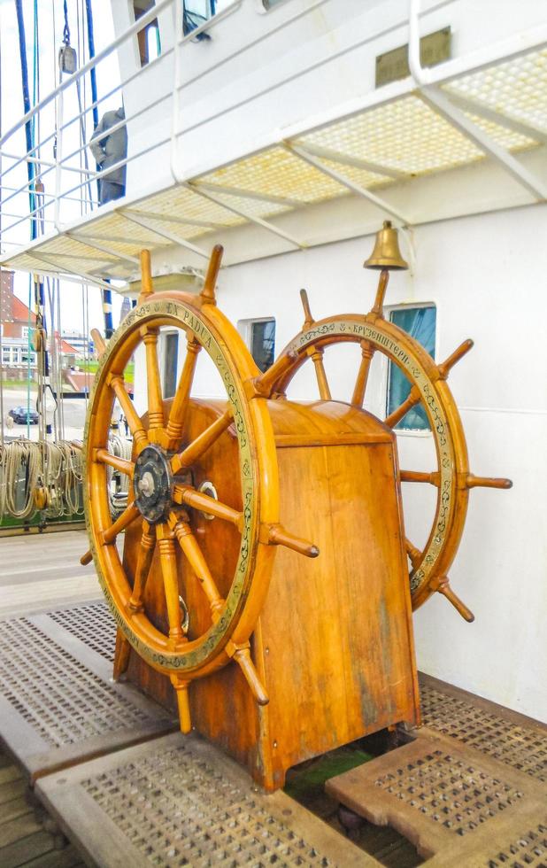 bremerhaven Bremen Duitsland 2010 details uitrusting anker dok stuur mast schepen boten bremerhaven duitsland. foto