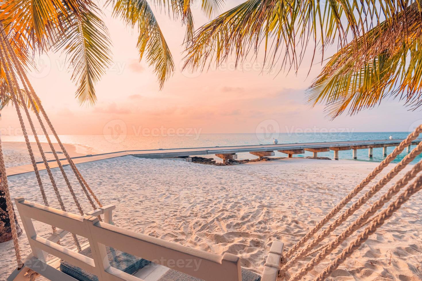 romantisch paar schommel dichtbij naar kalmte zee en tropisch eilanden oever. exotisch paradijs strand landschap, palm bomen, zonsondergang lucht en zomer landschap visie. Maldiven steiger, water villa foto