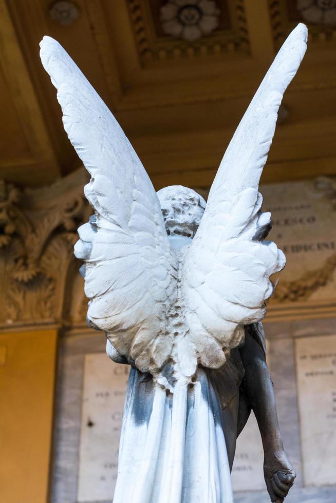 bologna, Italië-januari 23,2016-oude tombe binnen de monumentale begraafplaats van de certosa di bologna tijdens een zonnige dag. foto