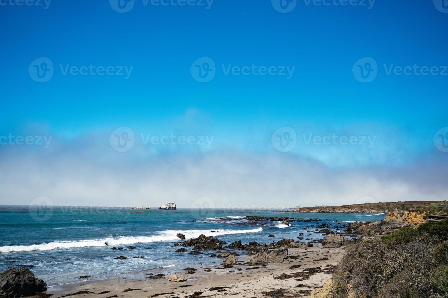 grote Oceaan oceaan strand met rotsen foto