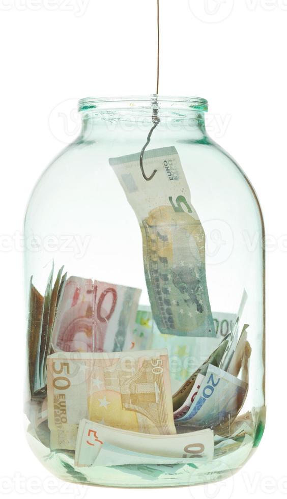 visvangst uit besparing euro geld van glas pot foto