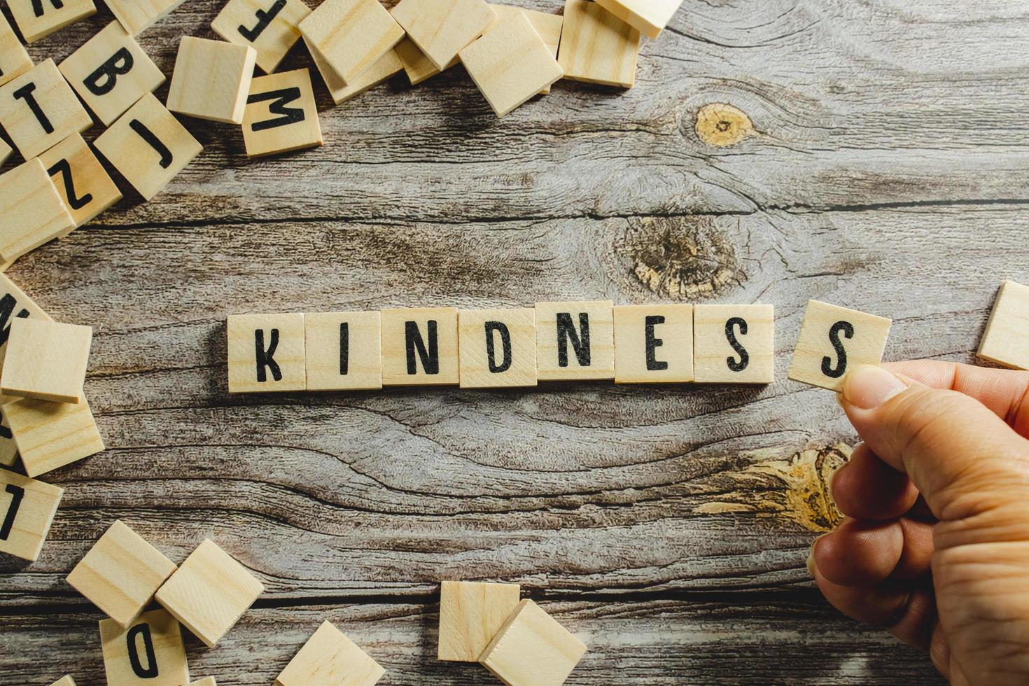vriendelijkheid woord geschreven in houten kubus foto
