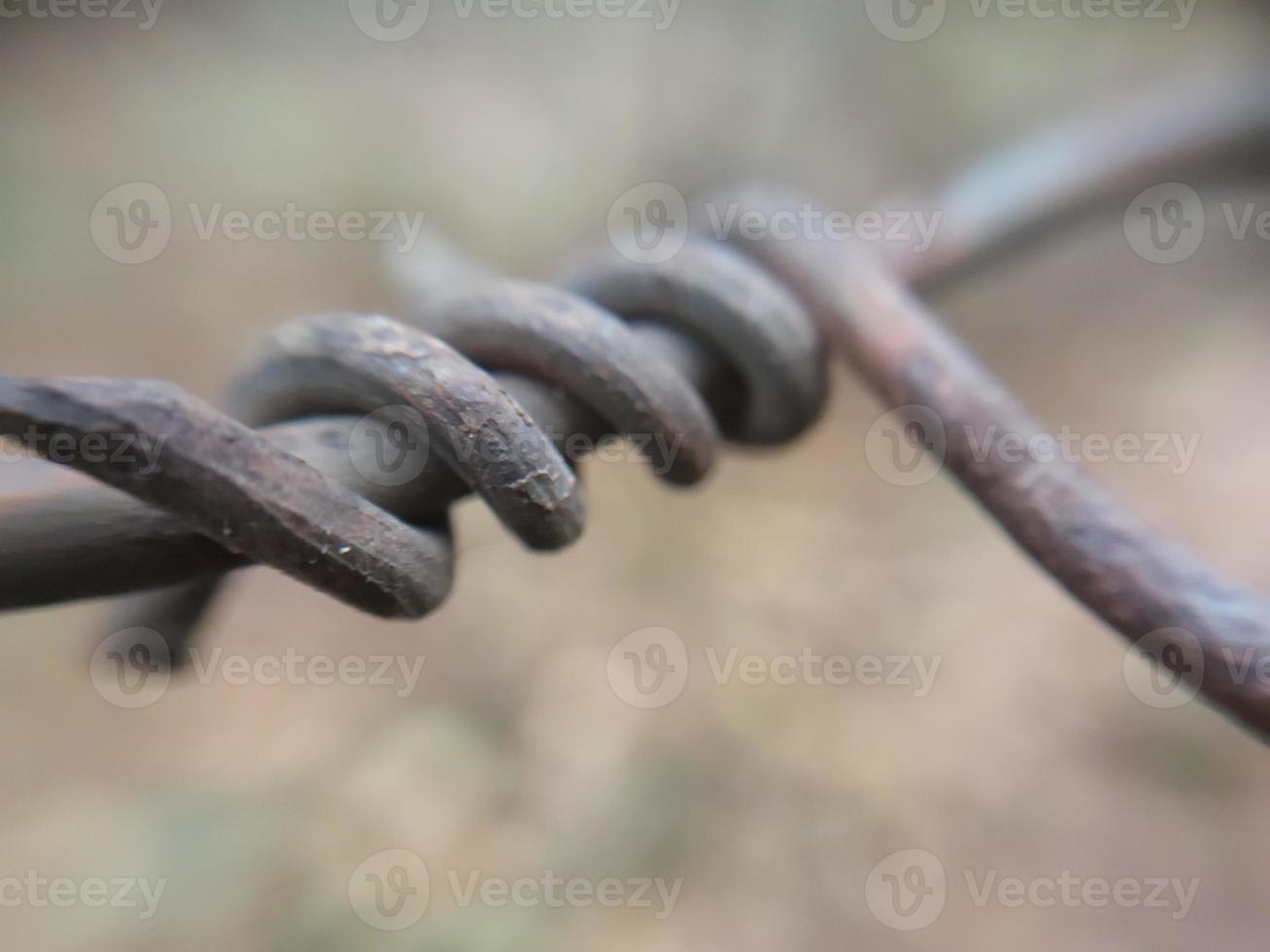 met weerhaken draad naar beschermen de faciliteit foto