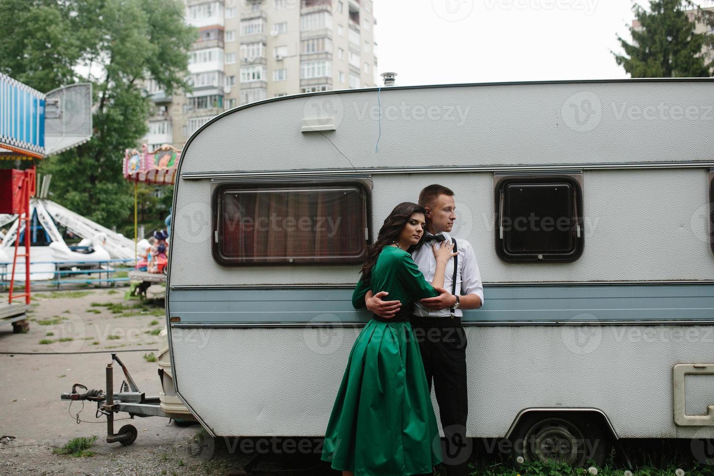 Mens en vrouw is verborgen van visie achter een aanhangwagen foto