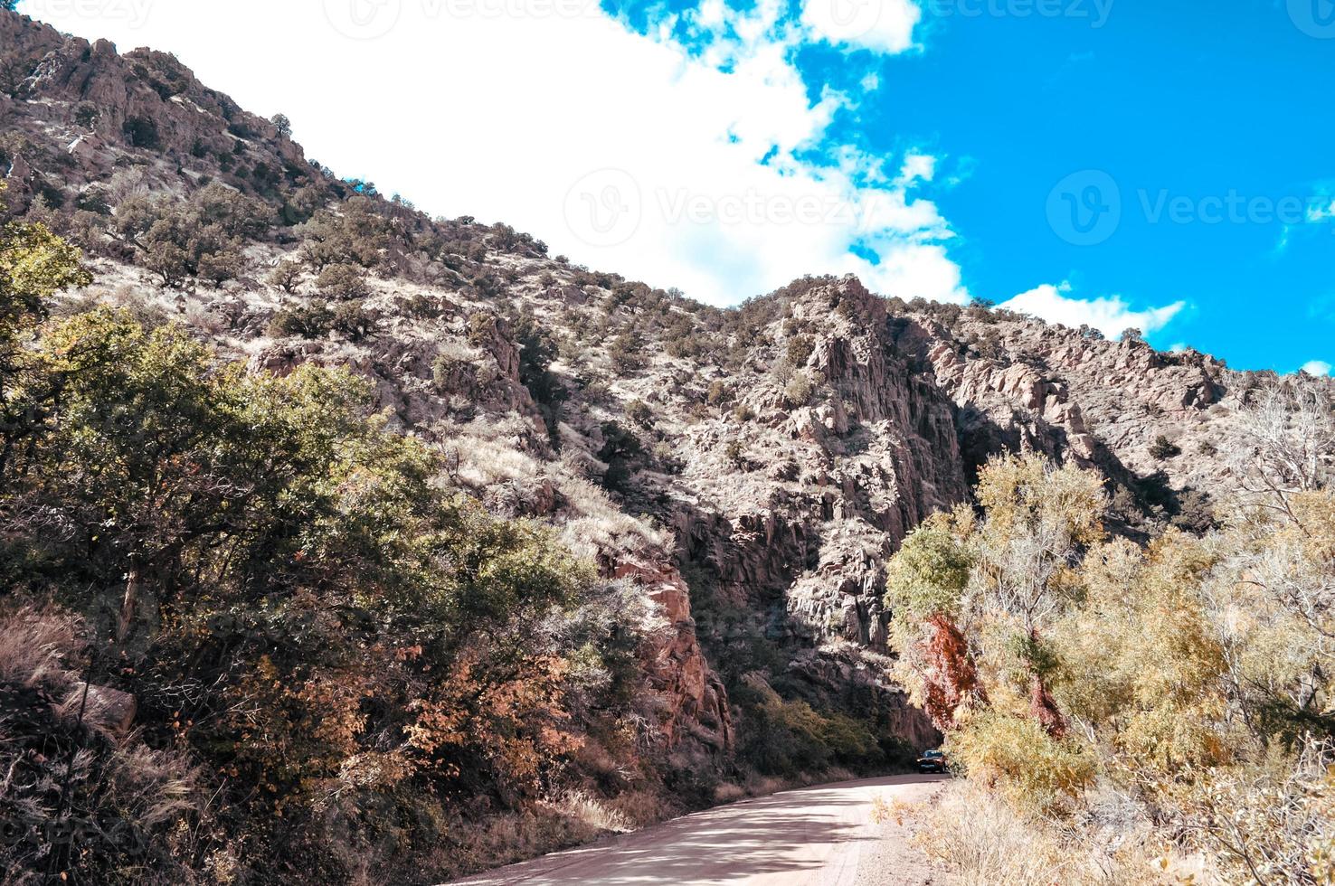 rotsachtig aarde weg foto