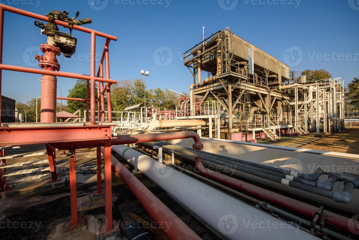 industrieel zone, staal pijpleidingen, kleppen, olie tank, kabels en loopbruggen foto