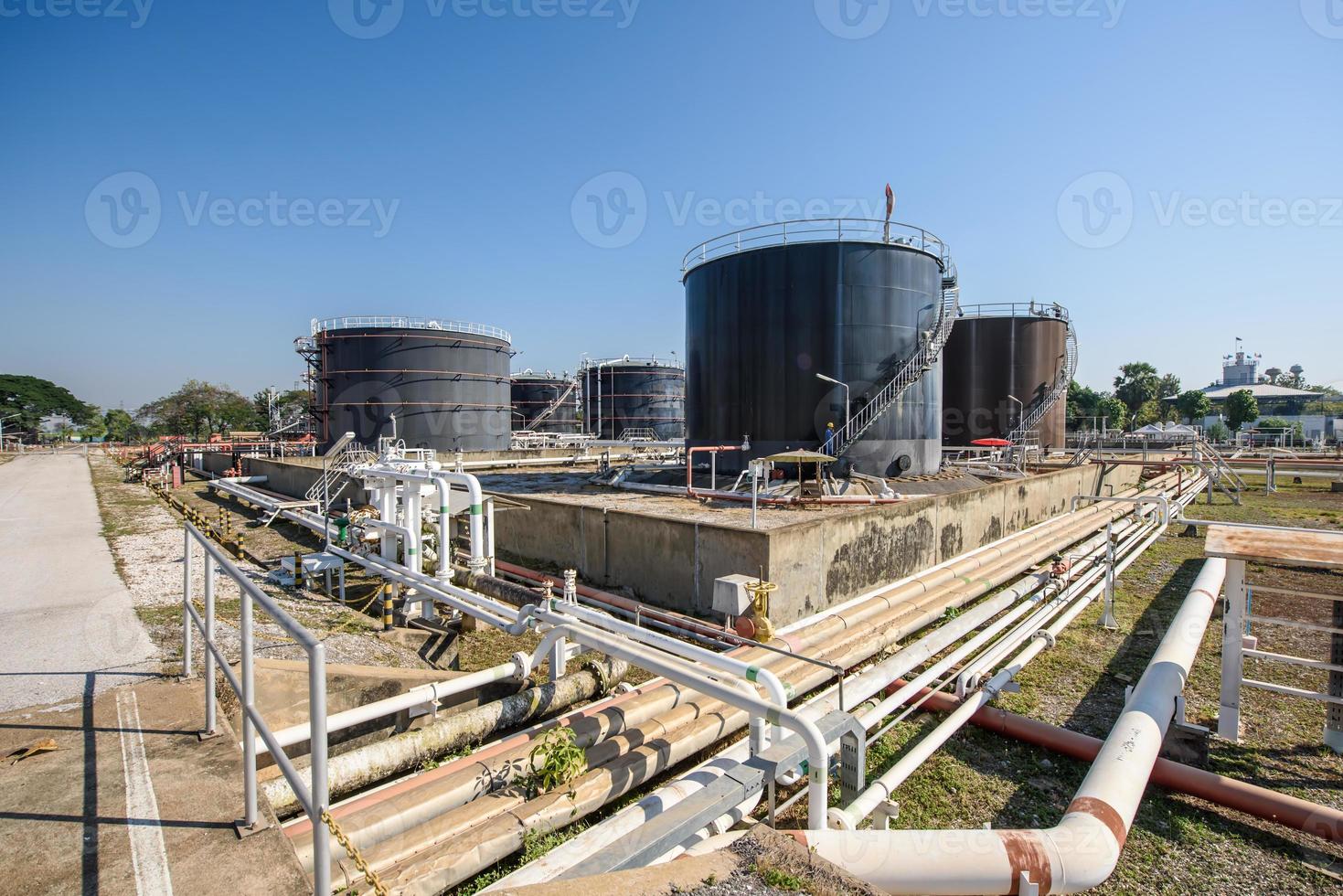 industrieel zone, staal pijpleidingen, kleppen, olie tank, kabels en loopbruggen foto