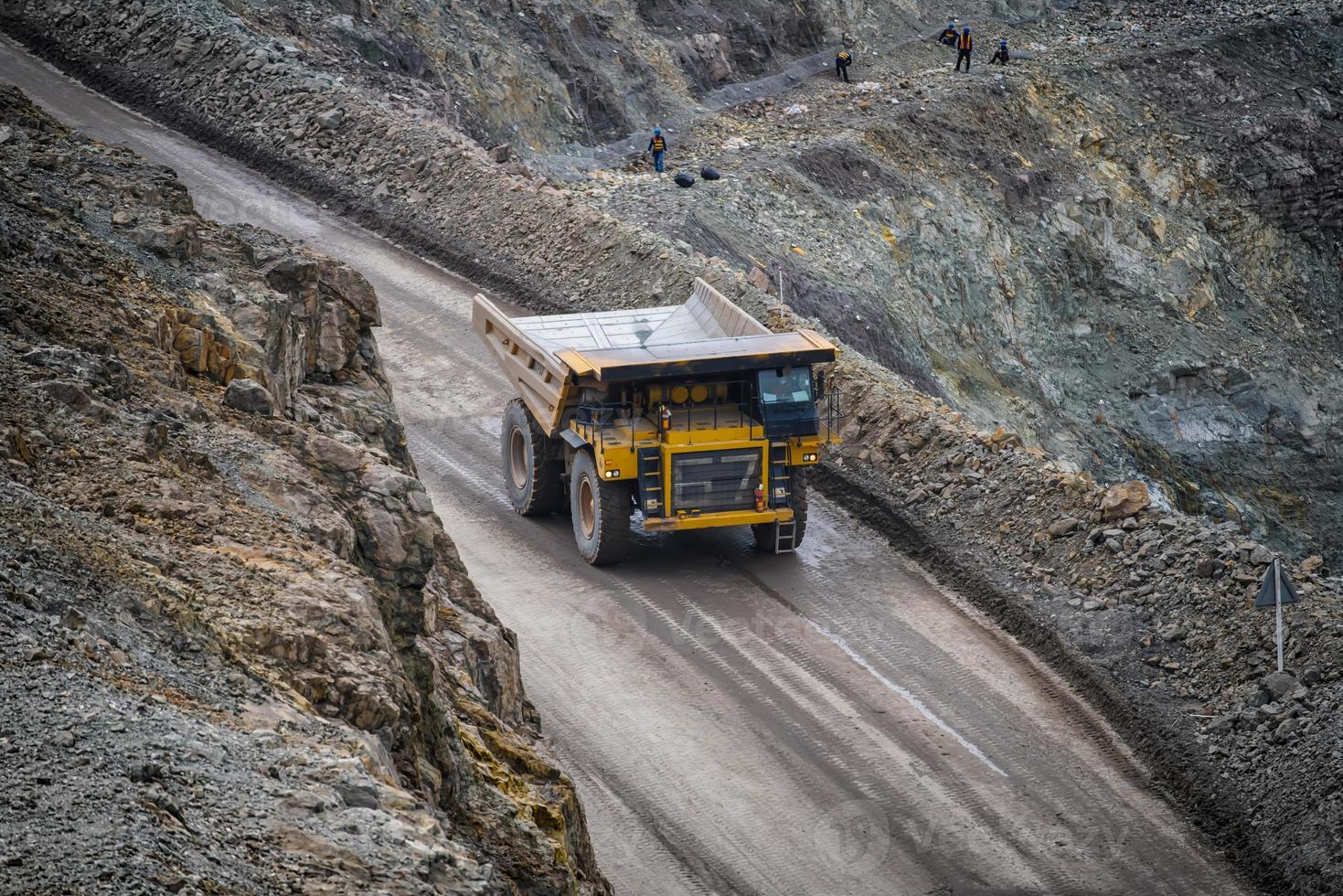 Open pit de mijne industrie, groot geel mijnbouw vrachtauto voor steenkool antraciet. foto