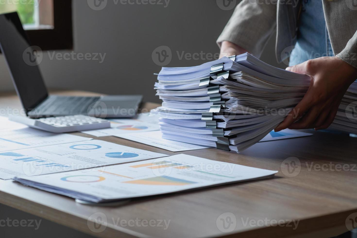 marketing, financieel, boekhouding, planning, zakenvrouwen analyseren bedrijfsresultaten en winst met grafiekstatistieken. gebruik een laptop en een rekenmachine om het saldo van het bedrijf te berekenen. foto