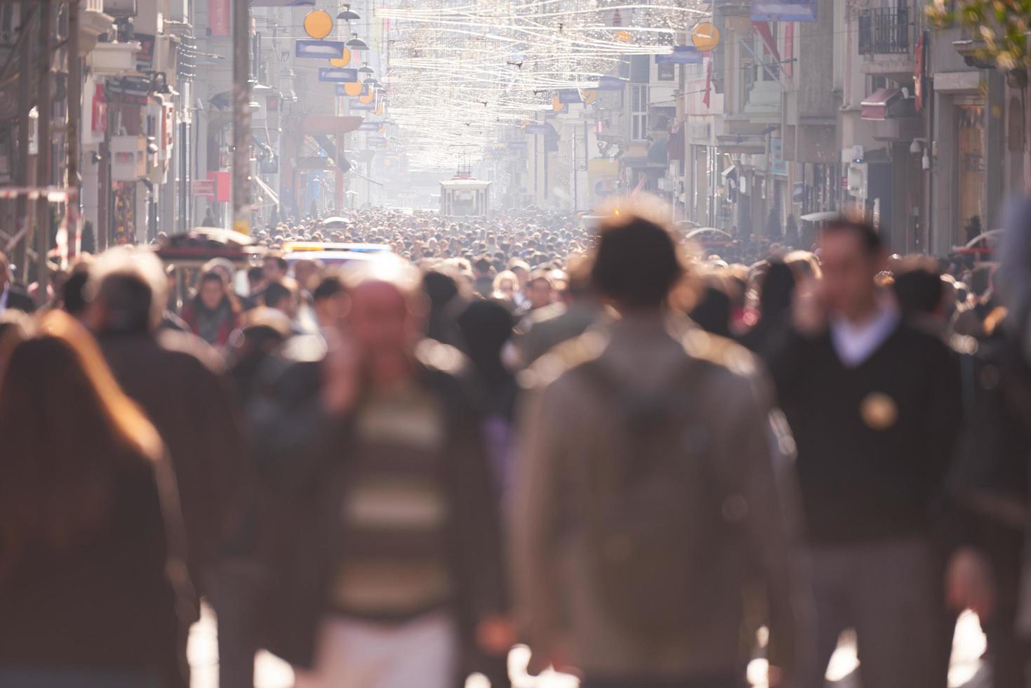 mensen menigte wandelen Aan straat foto