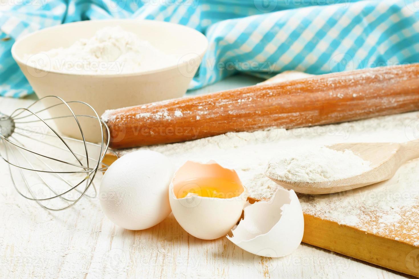 bakken ingrediënten Aan wit houten achtergrond foto