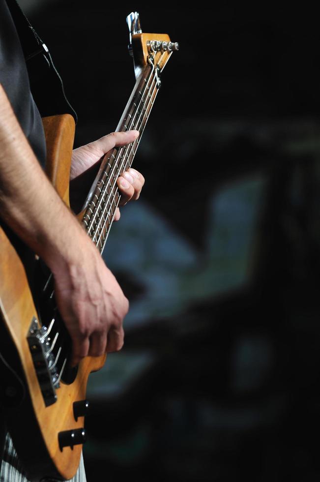 muziek- gitaar speler buitenshuis foto