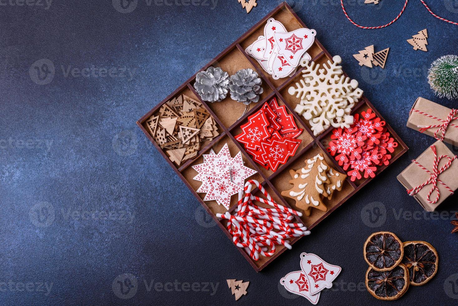 Kerstmis samenstelling met peperkoek koekjes, Kerstmis speelgoed, pijnboom kegels en specerijen foto