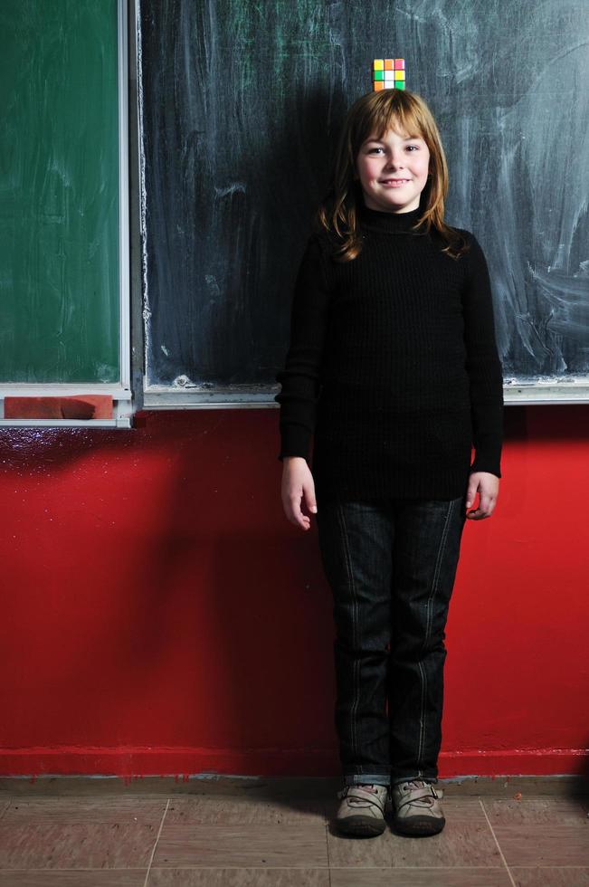 gelukkig school- meisje Aan wiskunde klassengelukkig school- meisje Aan wiskunde klasse foto