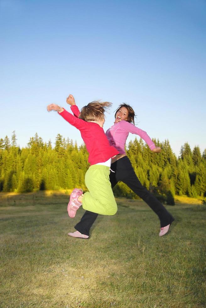 jumping in naar lucht foto