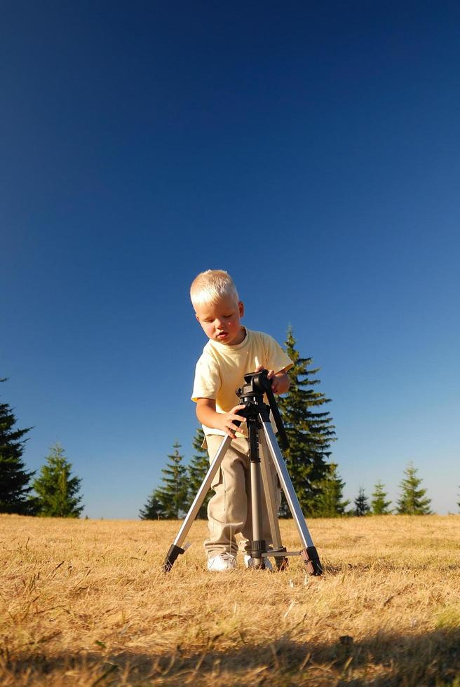 weinig jongen met statief foto