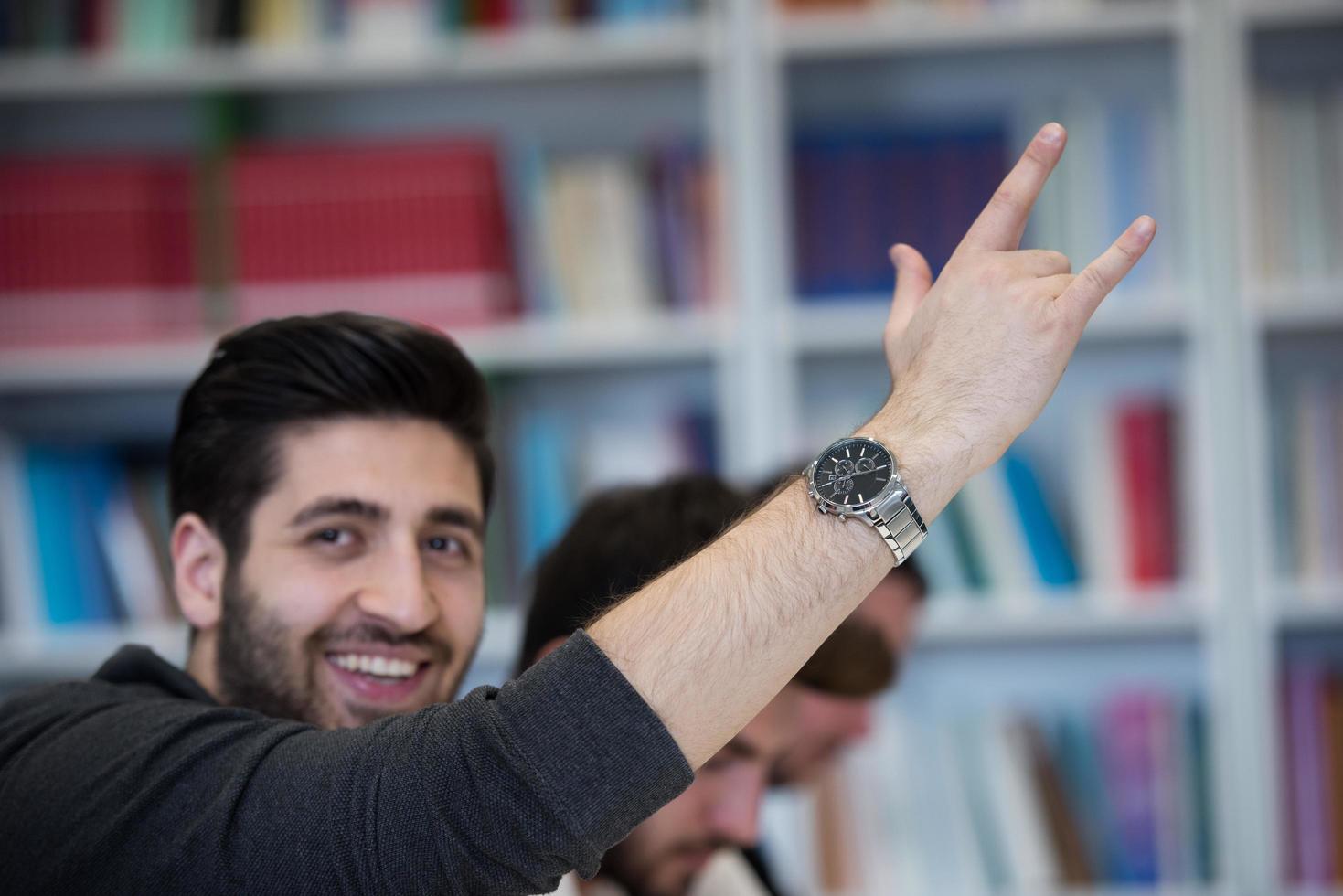 groep van studenten verhogen handen omhoog foto