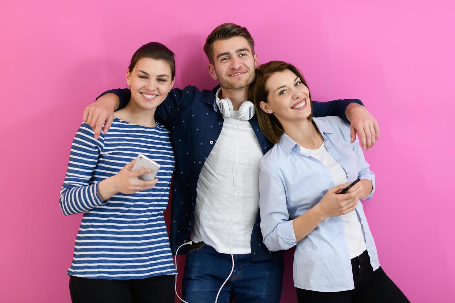 groep van vrienden hebben pret en dans terwijl gebruik makend van een cel telefoon en hoofdtelefoons foto