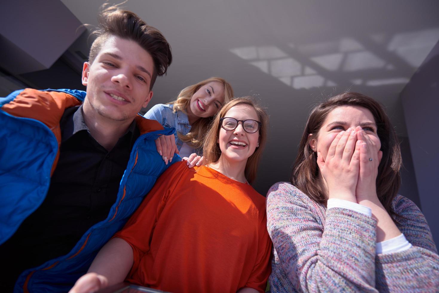 studenten groep werken Aan school- project samen foto