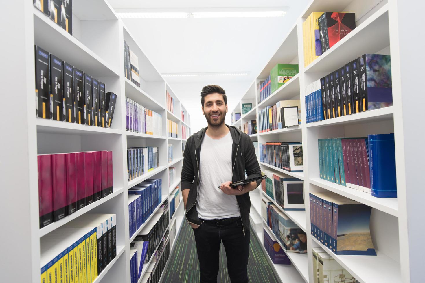 leerling met tablet in bibliotheek foto