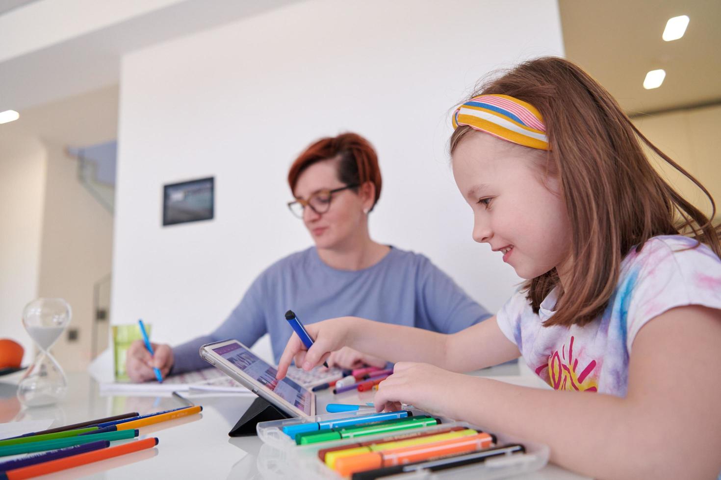 moeder en weinig dochter spelen samen tekening creatief artwork foto